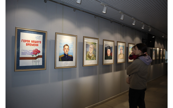 Выставка портретов участников спецоперации работает в Брянске в ДШИ №1