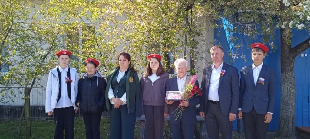 В Красногорском районе Брянщины поздравили ветерана Великой Отечественной войны с наступающим Днём Победы