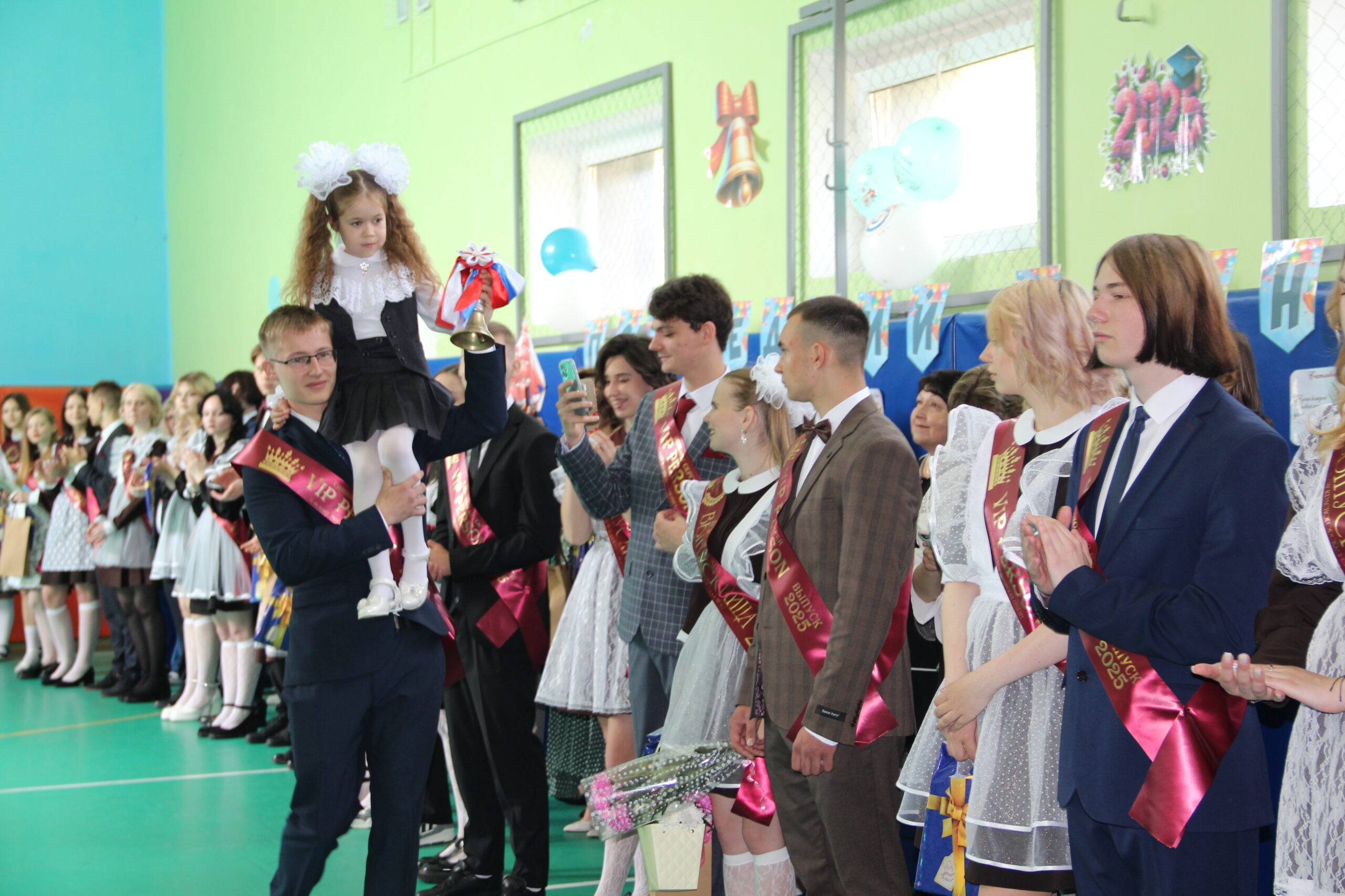 Праздник «Последнего звонка» прошёл в школах Красногорского района Брянщины