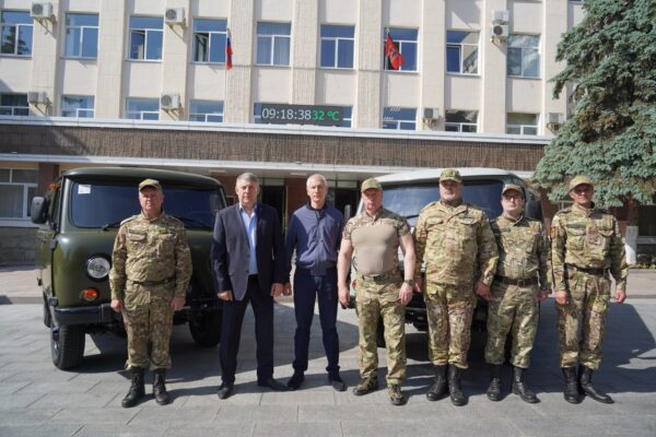 Бойцам брянского «БАРСа» вручили ключи от новых автомобилей