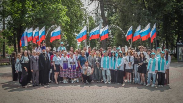 Юным жителям Брянска вручили паспорта в преддверии Дня России