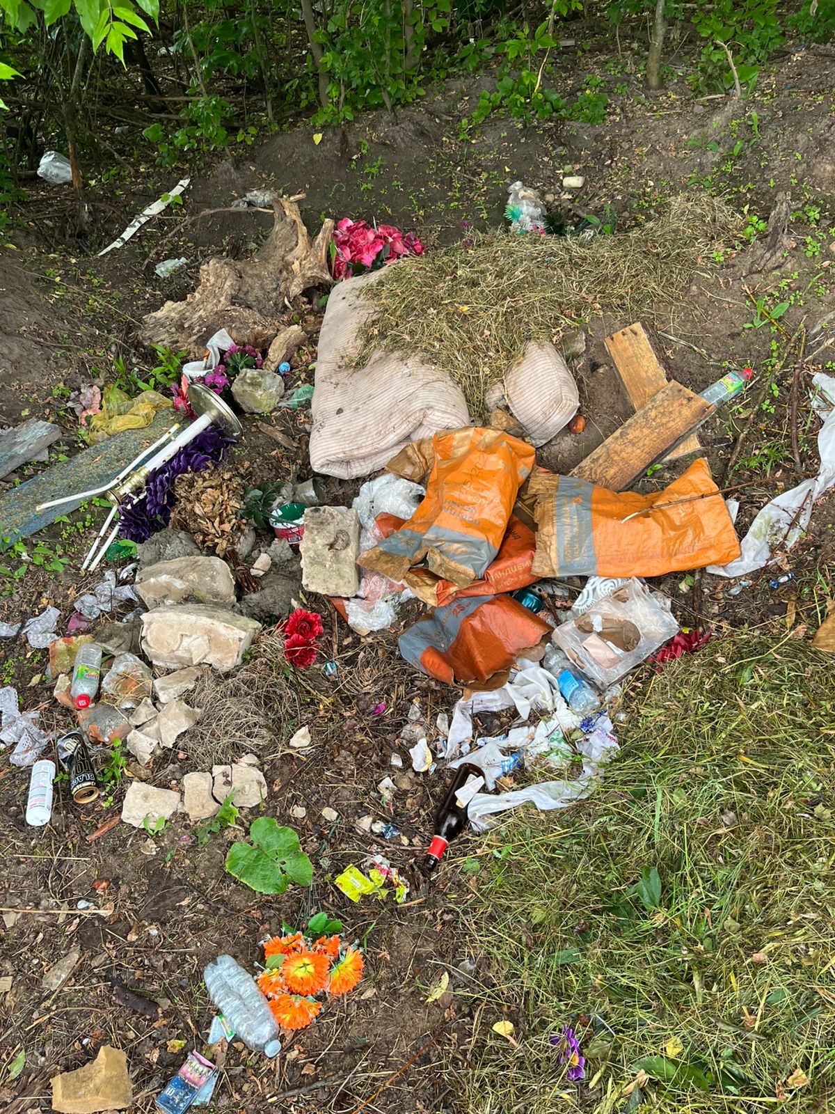 Одни убирают, а другие — мусорят!