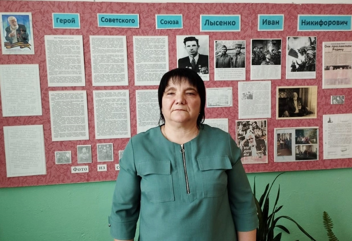 Татьяна Алексеевна Гороховик, заместитель директора по воспитательной работе Красногорской СОШ №2, депутат районного Совета народных депутатов, считает, что служба по контракту – это возможность на деле проявить свои мужские качества и патриотизм