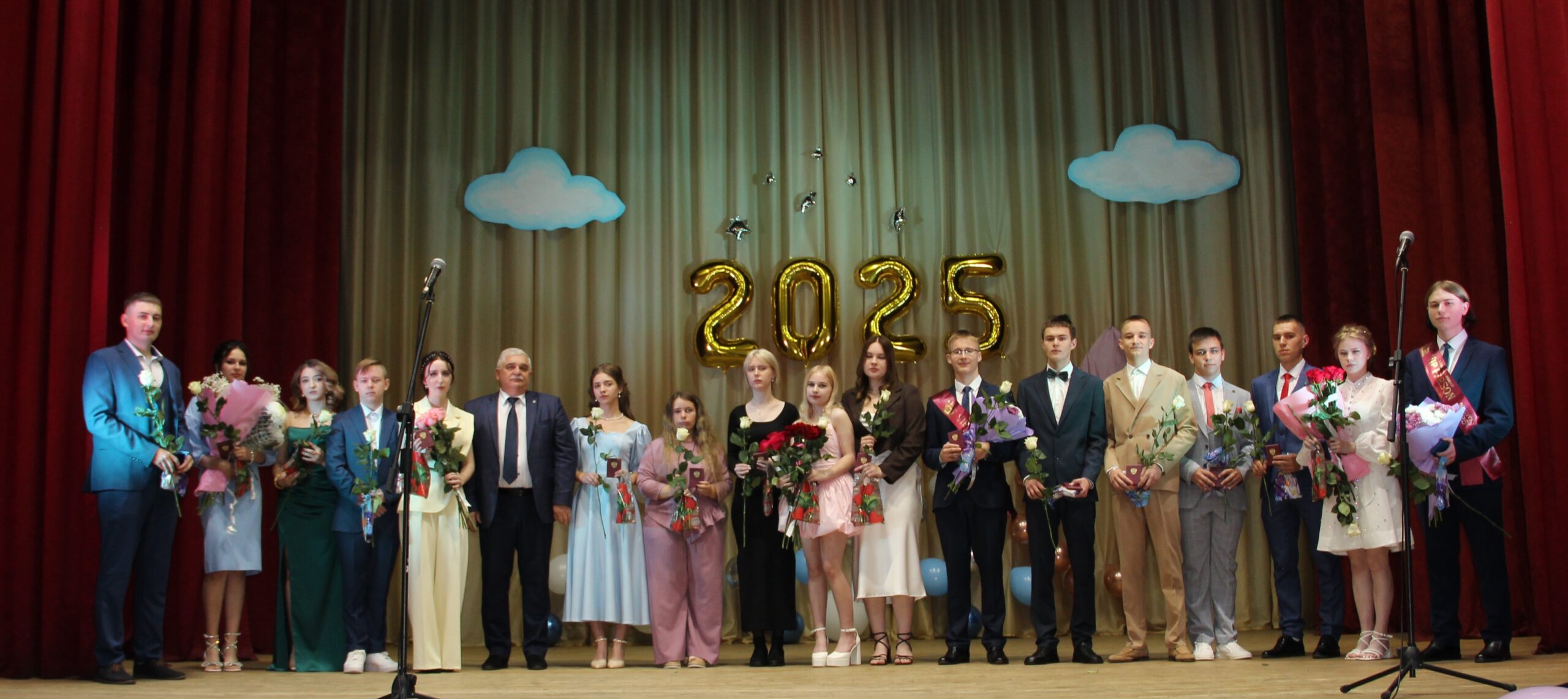 Лучшие в учении: в брянской Красной Горе состоялась церемония чествования медалистов