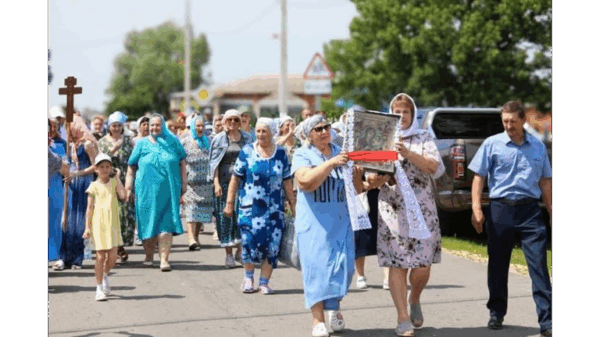 На Брянщине в селе Медвёдово прошел крестный ход в честь Тихвинской иконы Божией Матери