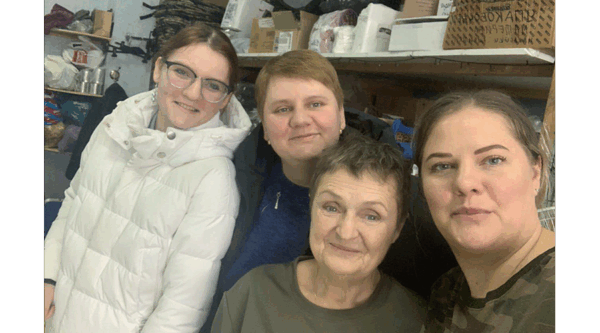 Рукодельницы из брянского Новозыбкова помогают бойцам теплыми вещами