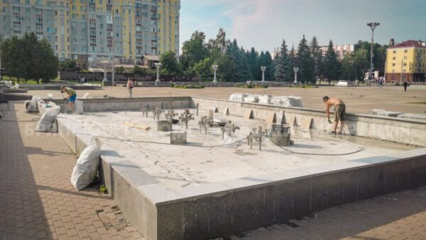 В одной из чаш фонтана на площади Партизан в Брянске сделали бетонную стяжку