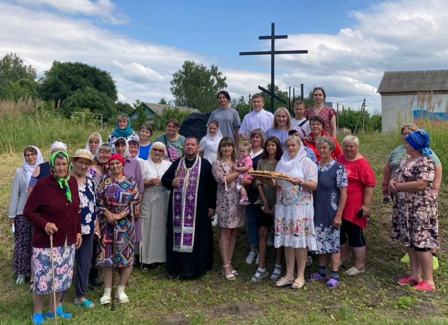 В красногорском селе Лотаки Брянщины на месте бывшего храма освятили поклонный крест