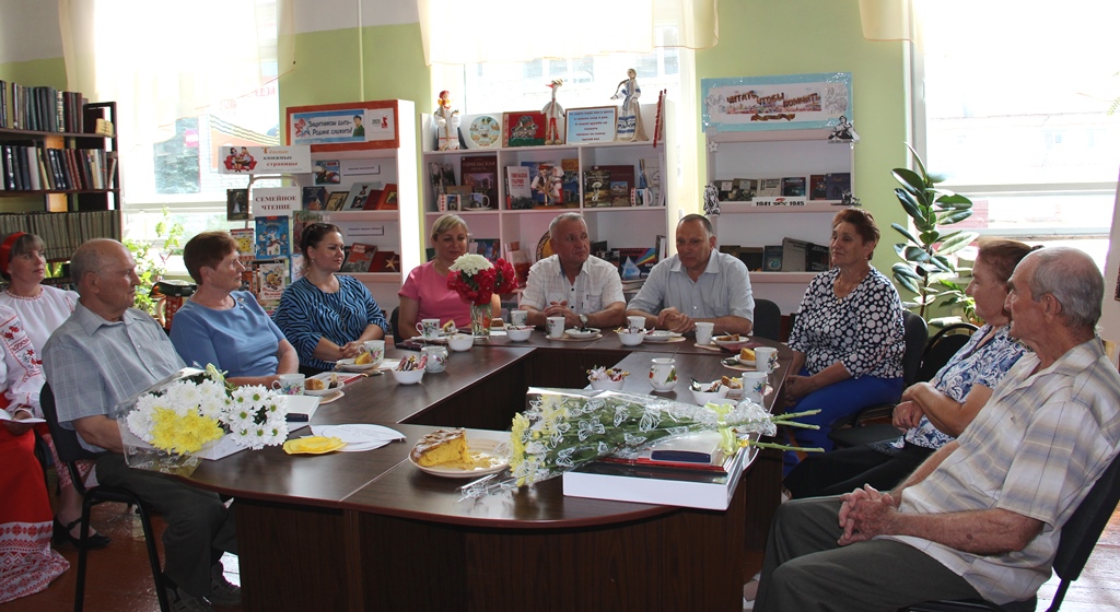 Семьям из брянской Красной Горы вручили медали «За любовь и верность»