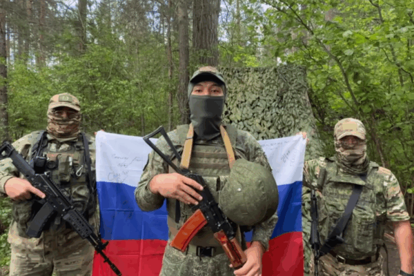 Бойцы спецоперации поздравили жителей Брянщины с Днем флага России