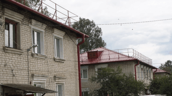В Локте и Погребах брянского региона активно ремонтируют кровли жилых домов
