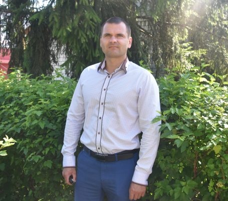 Александр Васильевич Белоус, глава Яловской сельской администрации Красногорского района Брянщины, считает, что добровольцы заключают контракт, чтобы бороться за независимость страны, за будущее