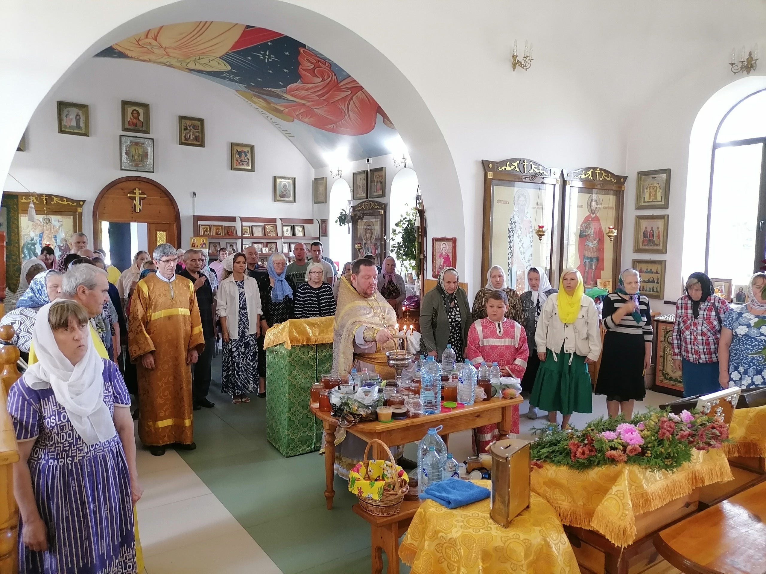 Православные жители Красногорского района Брянщины празднуют Медовый Спас