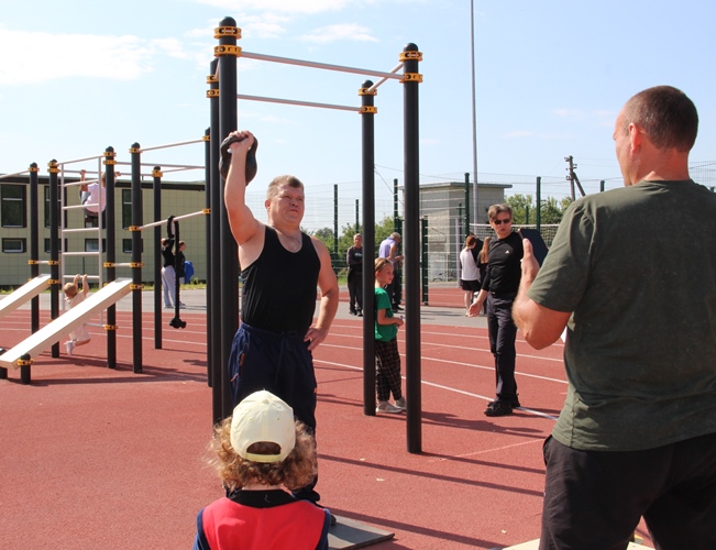 Силачи брянской Красной Горы боролись за звание сильнейшего
