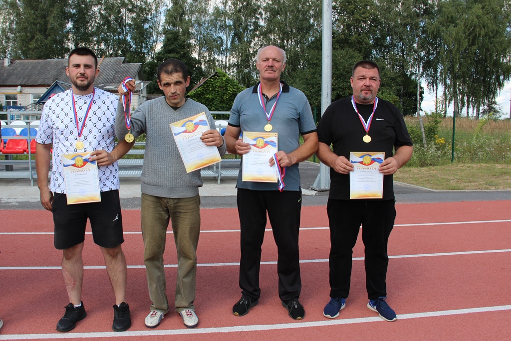 Состязания по перетягиванию каната прошли в День физкультурника в брянской Красной Горе