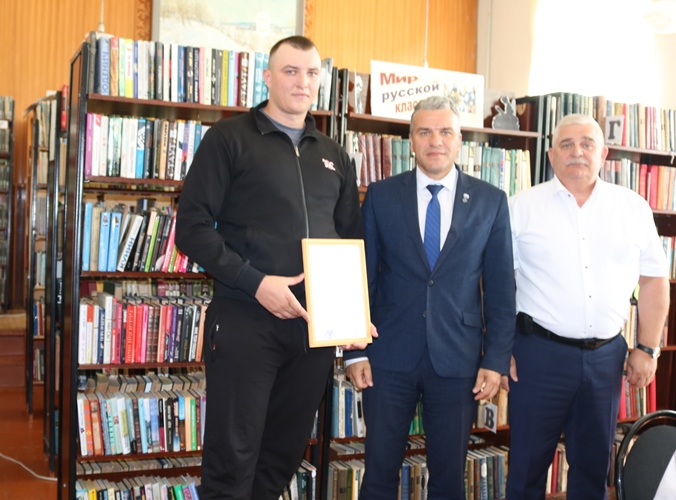 Жителю брянской Красной Горы вручили сертификат на покупку жилья