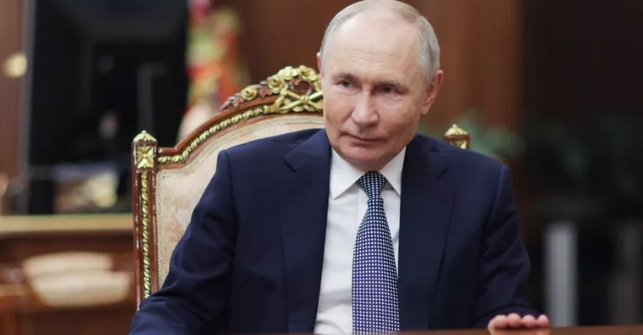 Президент России Владимир Путин пообщался с автодорожником из Брянской области