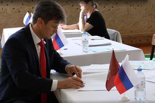 Сенатор РФ Василий Попадайло проголосовал с семьей приграничном Стародубском районе Брянщины 