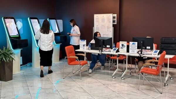 Избиратели голосуют на выборах губернатора брянского региона на участках в Москве