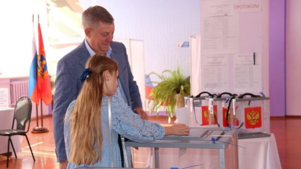 Глава брянского региона Александр Богомаз вместе с внучкой посетил избирательный участок и проголосовал