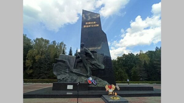 У памятника воинам-водителям под Брянском прошел митинг в честь годовщины освобождения региона от немецко-фашистских захватчиков
