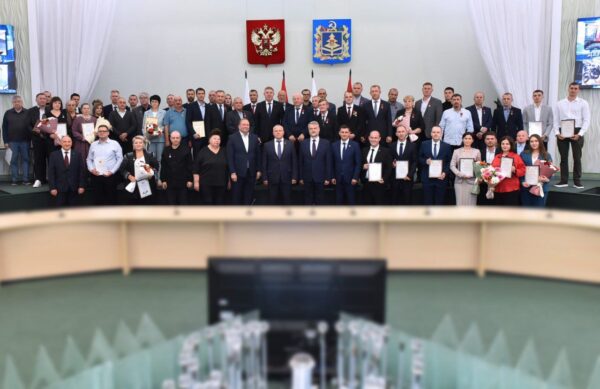 Глава брянского региона Александр Богомаз поздравил сотрудников и ветеранов машиностроительной отрасли