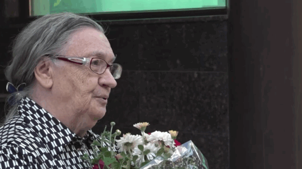 В Брянске легендарную спортсменку и блокадницу Людмилу Самотесову поздравили артисты облфилармонии   