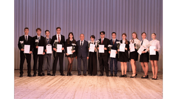 В Брянске 250 школьников поощрили именными стипендиями