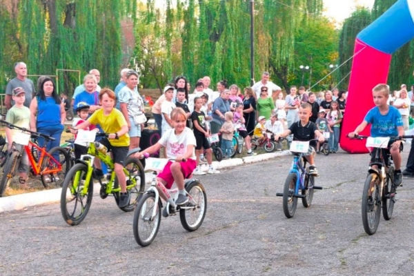 Председатель облдумы Валентин Суббот передал новые велосипеды юным победителям веломарафона Брянки