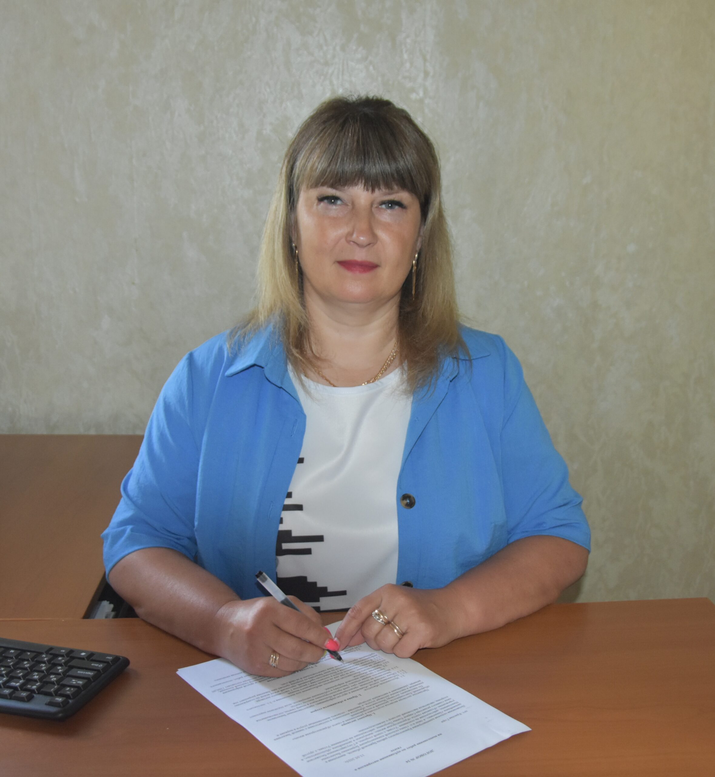 Валентина Николаевна Борисенко, и.о. главы Лотаковской сельской администрации Красногорского района Брянщины, считает, что силы российских бойцов укрепляет и поддержка соотечественников