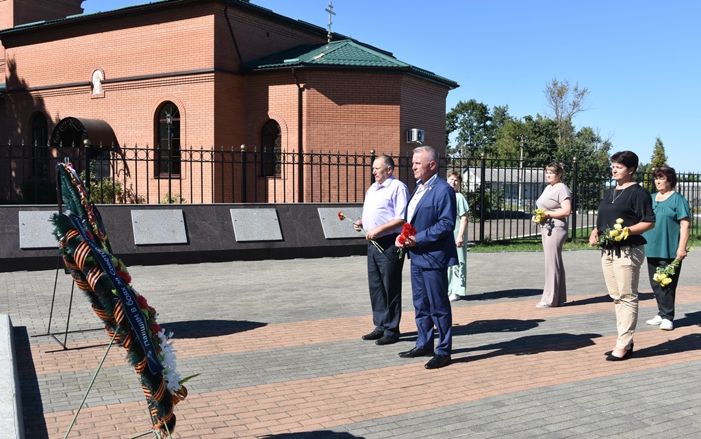 В дату окончания Второй мировой войны в брянской Красной Горе почтили память павших и возложили цветы