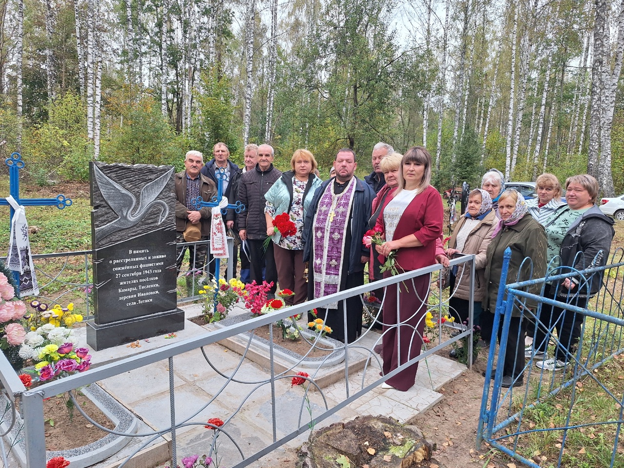 В красногорском посёлке Комары Брянщины почтили память расстрелянных и заживо сожжённых в 1943 году мирных жителей