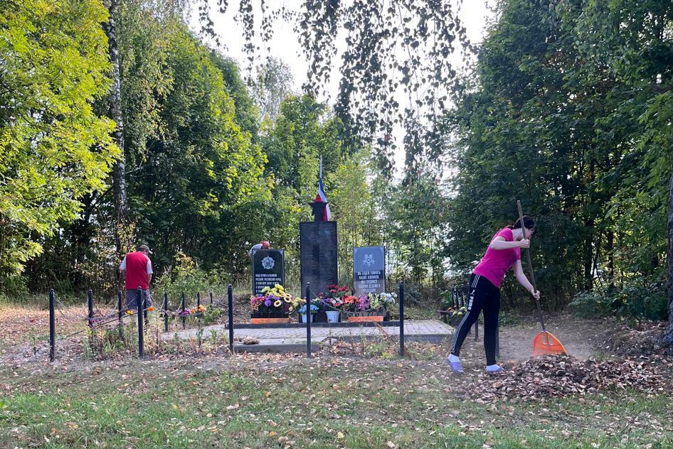 В Красногорском районе Брянщины благоустраивали места воинской славы и памятники