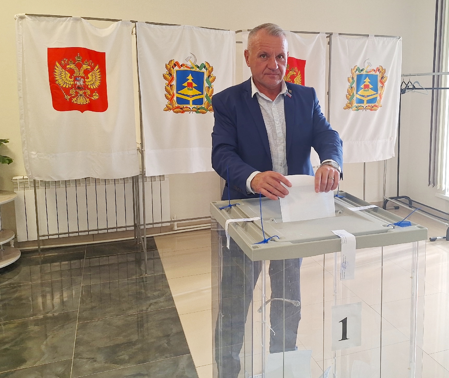 Глава Красногорского района Брянской области проголосовал на своём избирательном участке