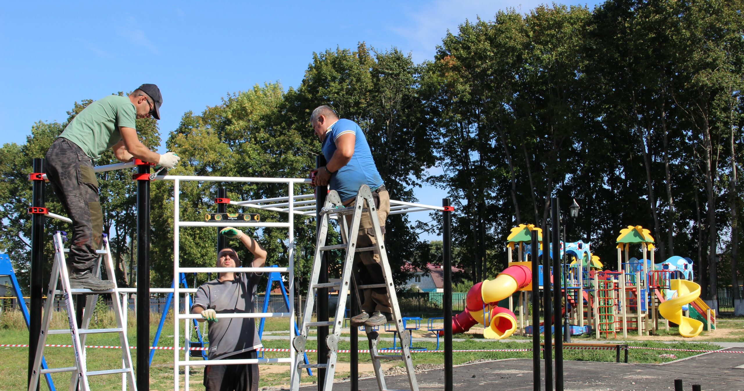 Новая спортплощадка в парке брянской Красной Горы оснащается оборудованием  
