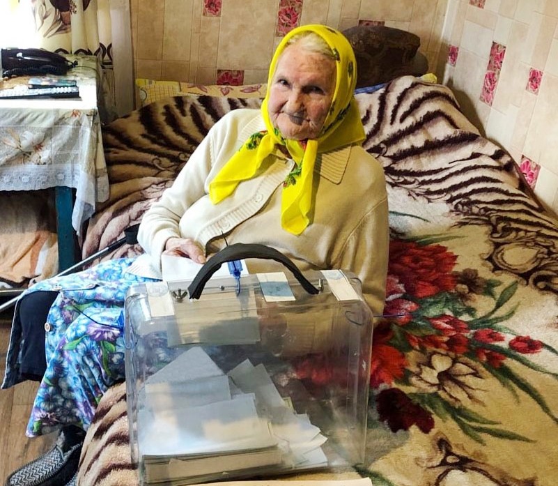 Недавно отметившая 100 лет жительница Красногорского района проголосовала на дому