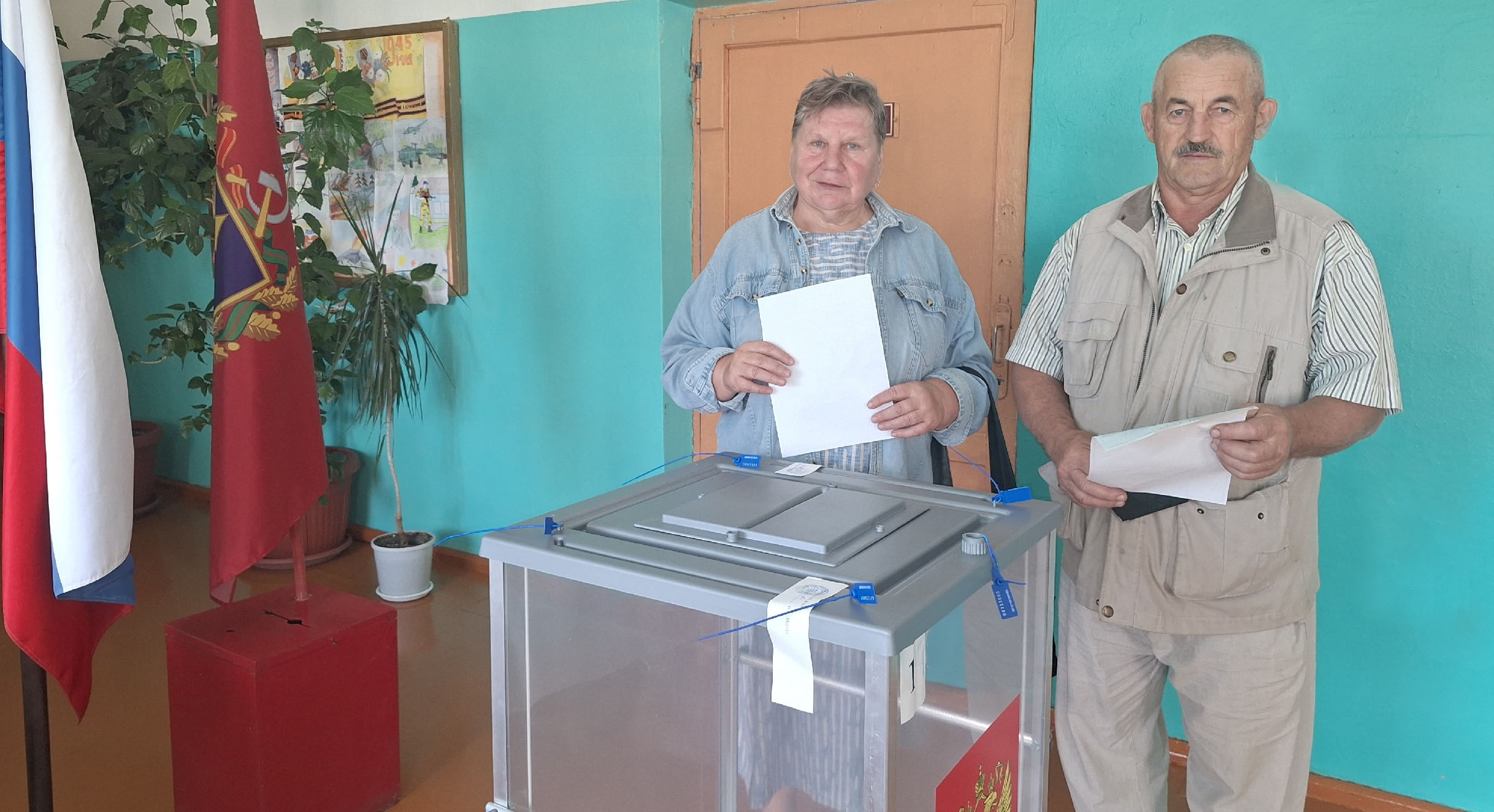 Супруги Рыхлик из брянской Красной Горы традиционно проголосовали на избирательном участке