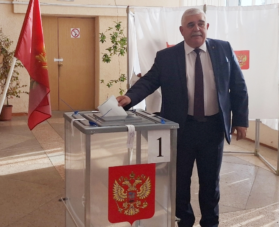 Глава администрации Красногорского района Брянщины проголосовал на выборах