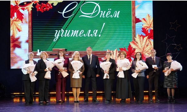 Губернатор Брянщины Александр Богомаз поздравил педагогов и ветеранов педагогического труда