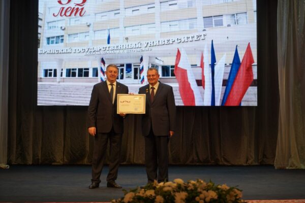 Губернатор Богомаз поздравил коллектив Брянского госуниверситета им. академика И.Г. Петровского с 95-летним юбилеем вуза