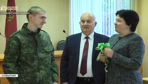 В Суражском районе Брянщины вернувшийся с СВО боец получил ключи от новой квартиры