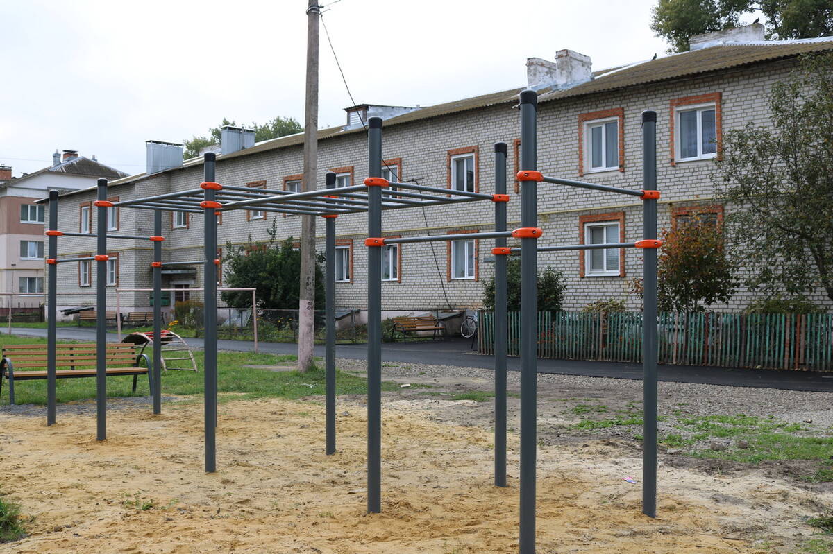 В брянских Комаричах возводят современные детские площадки и спорткомплексы