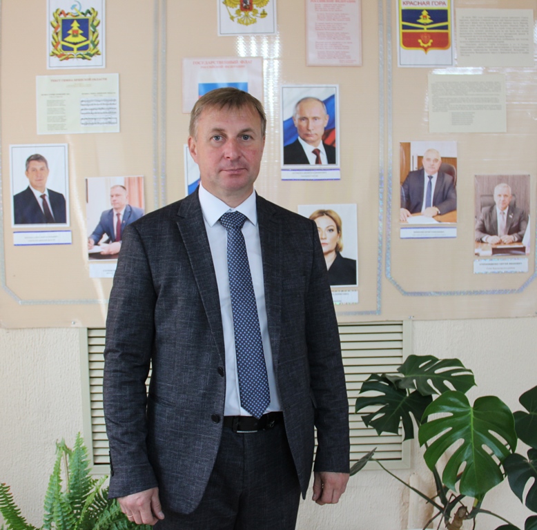 Руслан Васильевич Дударев, глава Любовшанской сельской администрации Красногорского района Брянщины, считает, что служение Родине – это осознание своей ответственности перед страной и обществом