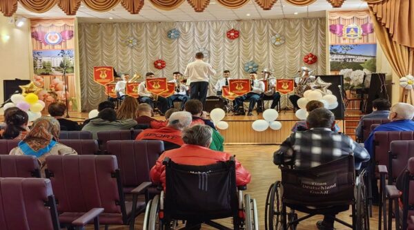 Военный оркестр Росгвардии выступил с концертом ко Дню пожилых людей в Брянске