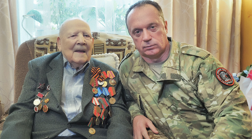 Командир брянского «БАРСа» поздравил ветерана с вековым юбилеем