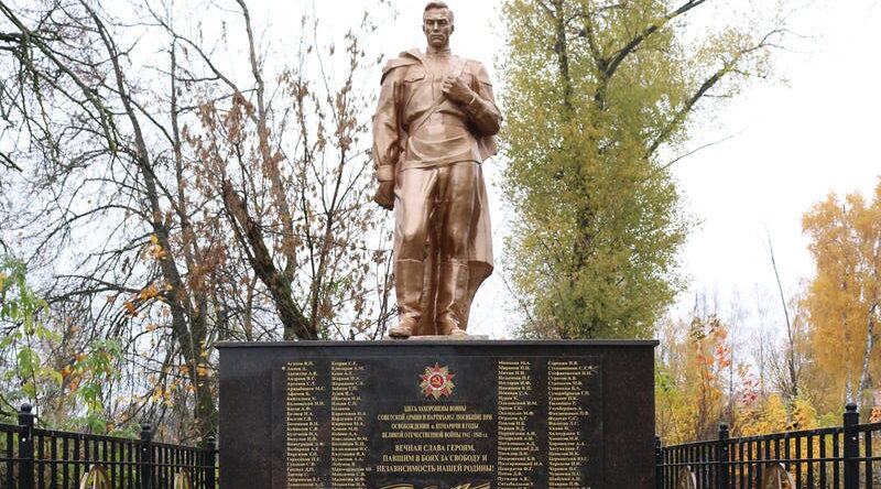 В Комаричском районе Брянщины продолжается благоустройство памятника героям 624 стрелкового полка