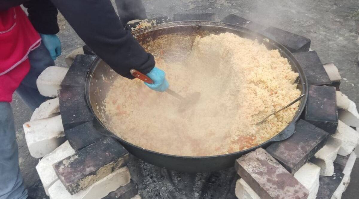 В Климовском районе Брянщины военнослужащих угощают вкусным пловом