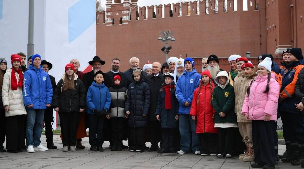 Брянская школьница вместе с Владимиром Путиным приняла участие в торжествах на Красной площади