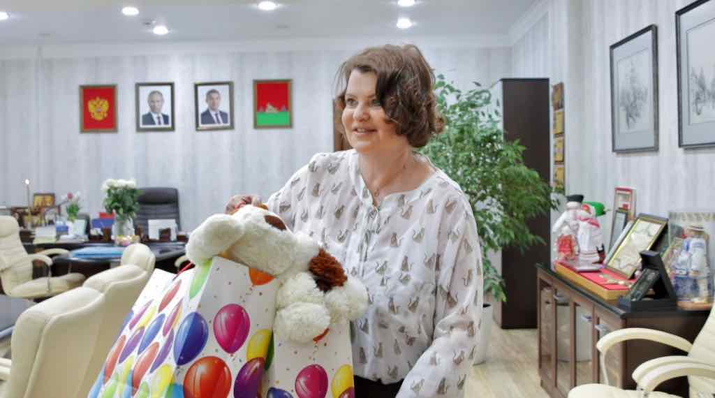 Глава Брянска Марина Дбар устроила праздник для детей в онкоцентре 