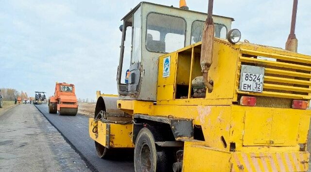 На Брянщине ремонтируют участок автодороги Красная Гора-Николаевка